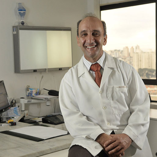 Dr. Juraci Rosa de Oliveira em seu consultório